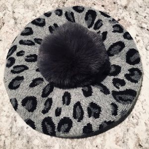 Norla Canada leopard beret with Pom